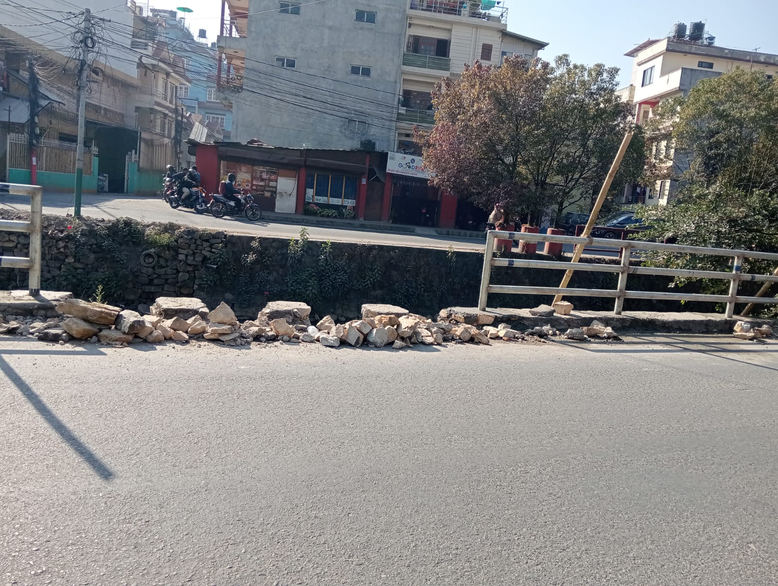 धोबीखोलामा नयाँ रेलिङ राखिँदै, पुरानो मर्मत हुँदै  