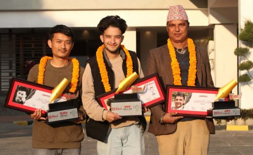 ‘एक मान्ठ एक देउता’ कथा प्रथम, प्रधानमन्त्री कार्कीद्वारा दुई लाख रुपैयाँ पुरस्कार हस्तान्तरण
