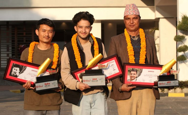 ‘एक मान्ठ एक देउता’ कथा प्रथम, प्रधानमन्त्री कार्कीद्वारा दुई लाख रुपैयाँ पुरस्कार हस्तान्तरण