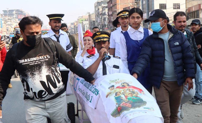 गुड्ने जहाजमा चढेर ‘गोबर गणेश’ को प्रचारमा निस्किए बल्छी धुर्बे