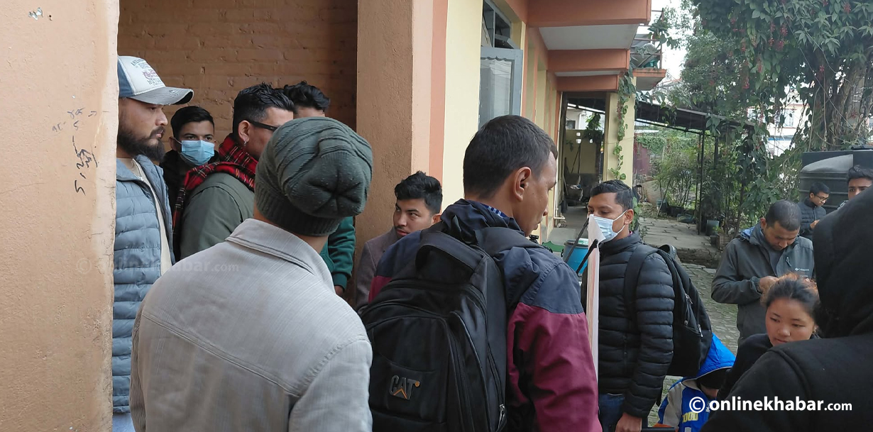 भित्र बालेन-रवि वार्ता, बाहिर बढ्यो थाल्यो भिड (तस्वीरहरू)