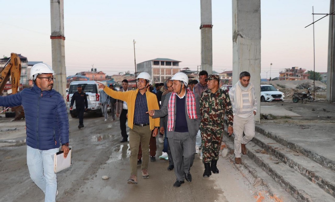 निर्माणाधीन भरतपुर सिटी हलको निरीक्षणमा शहरी विकास मन्त्री