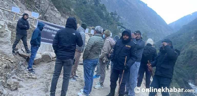 भोटेकोशीका स्थानीयले गरे अरनिको राजमार्ग अवरुद्ध