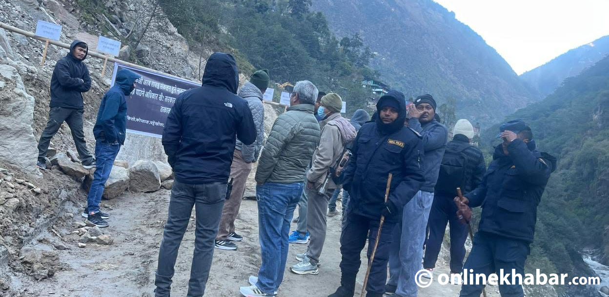 भोटेकोशीका स्थानीयले गरे अरनिको राजमार्ग अवरुद्ध