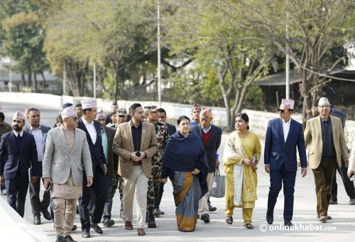 जेनजी आन्दोलनमा जलेको सिंहदरबार अवलोकनमा पूर्वराष्ट्रपति भण्डारी (तस्वीरहरू)