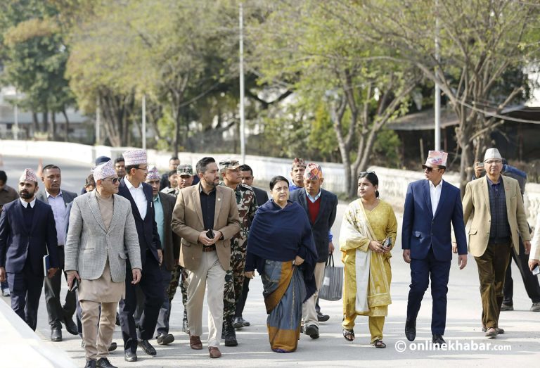 जेनजी आन्दोलनमा जलेको सिंहदरबार अवलोकनमा पूर्वराष्ट्रपति भण्डारी (तस्वीरहरू)