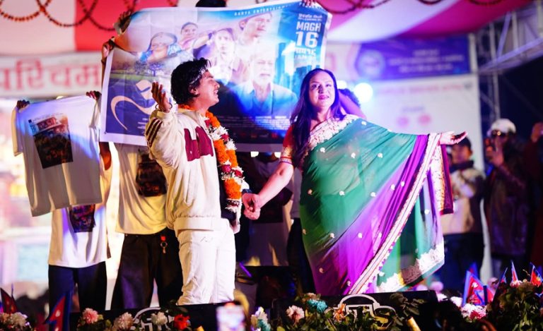 सुदूरपश्चिम महोत्सवमा दर्शक फकाउँदै विपना र पल