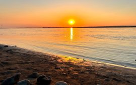 दिनमा नीलो देखिने आकाश सूर्यास्तमा किन रातो हुन्छ ?