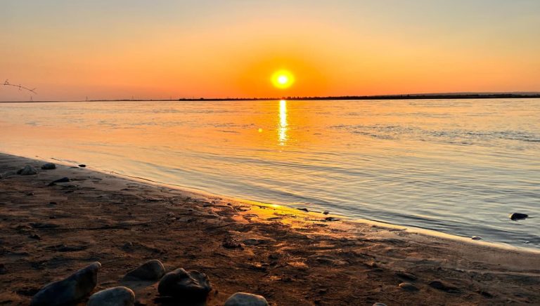 दिनमा नीलो देखिने आकाश सूर्यास्तमा किन रातो हुन्छ ?