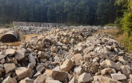 पालिका अध्यक्षको मिलेमतोमा चुनढुंगाको अवैध उत्खनन