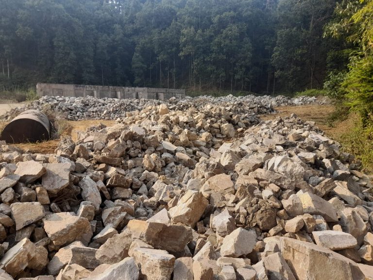 पालिका अध्यक्षको मिलेमतोमा चुनढुंगाको अवैध उत्खनन