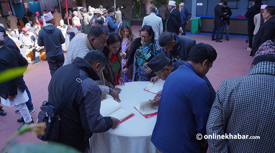 एमालेको ११ औं महाधिवेशनबाट निर्वाचित केन्द्रीय कमिटीको पहिलो बैठक बस्दै (तस्वीरहरू)