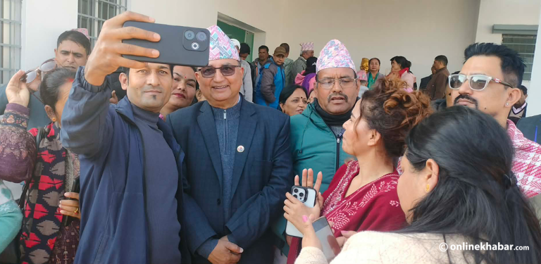 च्यासलमा बढ्यो चहलपहल, प्रतिनिधि फकाउँदै नेताहरू (तस्वीरहरू)