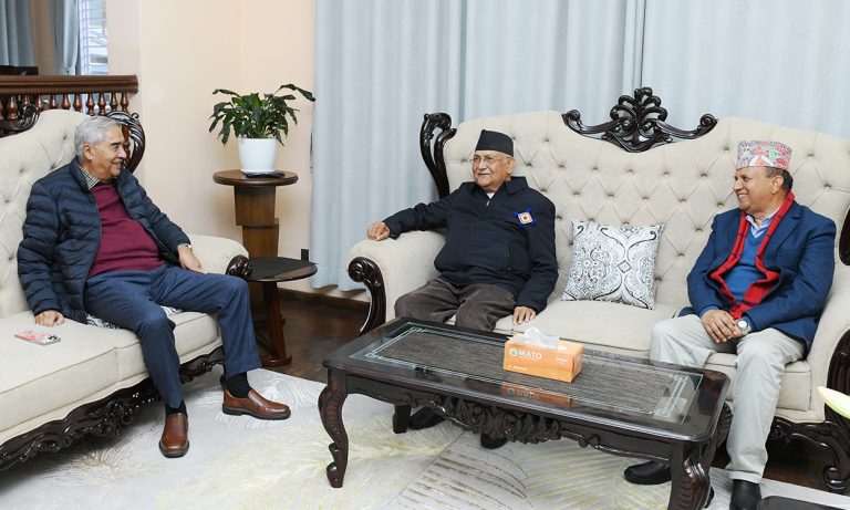 देउवा भेट्न महाराजगञ्ज पुगे ओली