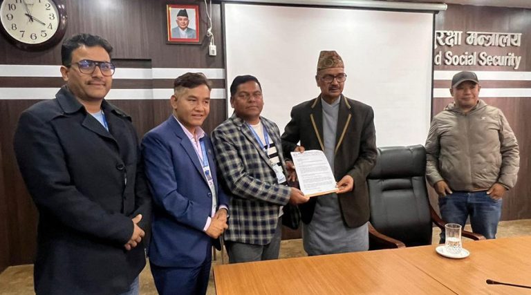 वैदेशिक राेजगार व्यवसायी गणतान्त्रिक मञ्चले श्रममन्त्रीलाई बुझायाे ध्यानाकर्षणपत्र