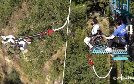 दिलीप र शिशिरको साहस : ह्वीलचेयरमै बसेर गरे बन्जी जम्प (तस्वीरहरू)