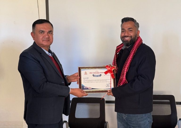 अपराध अनुसन्धानमा सहयोग गरेपछि नेपाल प्रहरीले ईसेवालाई गर्‍यो सम्मान