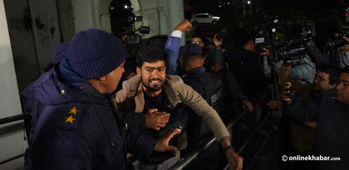 सिंहदरबारमै जेनजीसँगको सम्झौता च्यात्ने युवाले गरे निर्वाचन आयोगभित्रै हुलदंगा