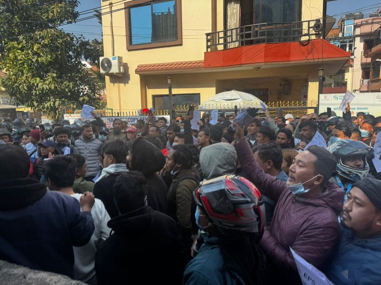 कोरिया पठाउनुपर्ने माग राख्दै ईपीएस शाखा कार्यालयमा प्रदर्शन