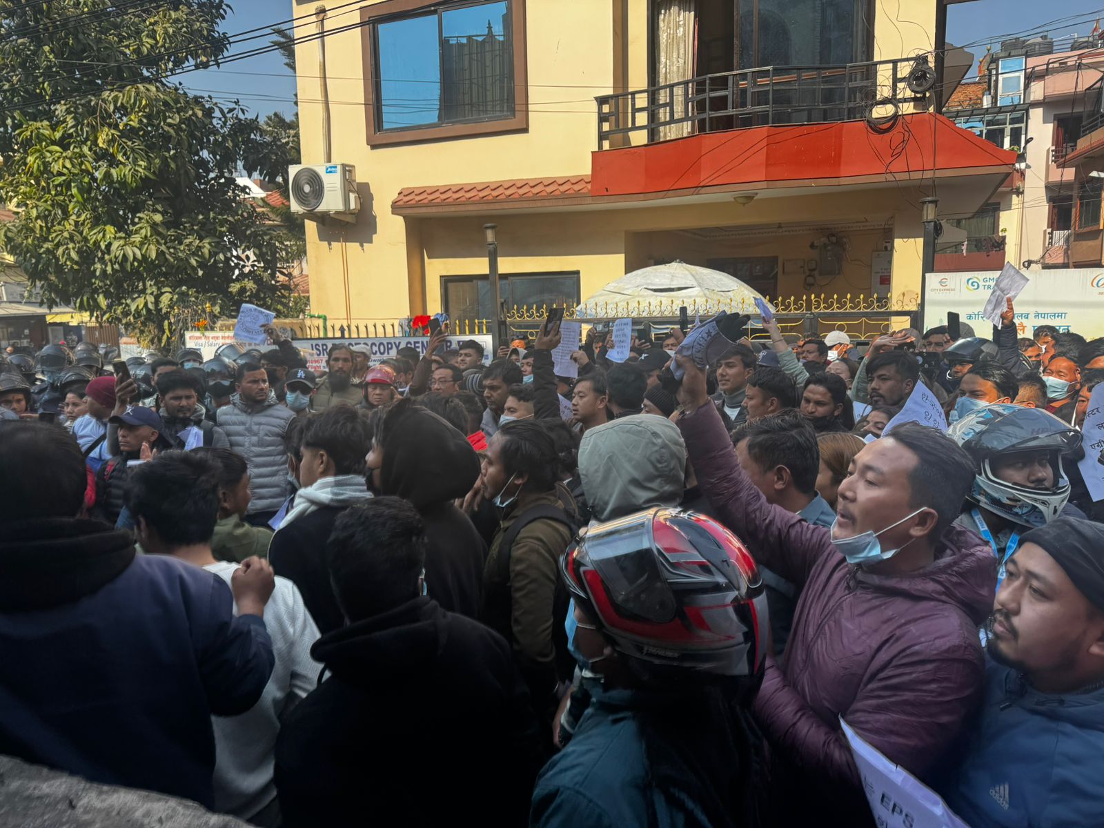 कोरिया पठाउनुपर्ने माग राख्दै ईपीएस शाखा कार्यालयमा प्रदर्शन