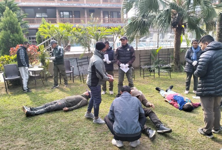 चितवनमा जंगल सफारी गाइडका लागि ‘वाइल्डरनेस फस्ट एड’ तालिम