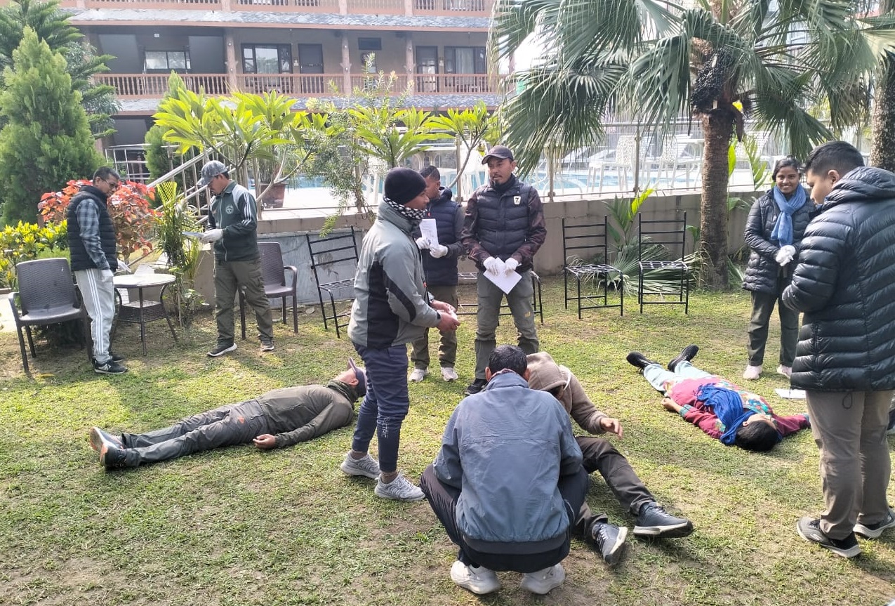 चितवनमा जंगल सफारी गाइडका लागि ‘वाइल्डरनेस फस्ट एड’ तालिम