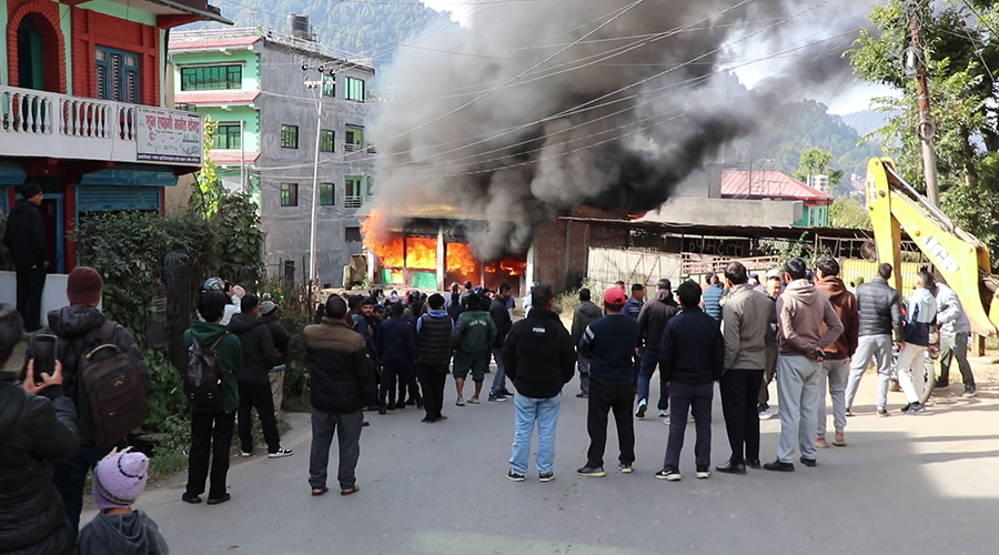 तम्घास बसपार्क ग्यारेजमा आगलागी, एक जना घाइते