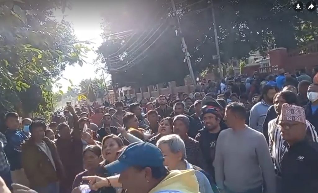 हेटौँडाको मुख्य सडक विस्तारः प्रशासन कार्यालय अगाडि प्रभावितहरूको प्रदर्शन