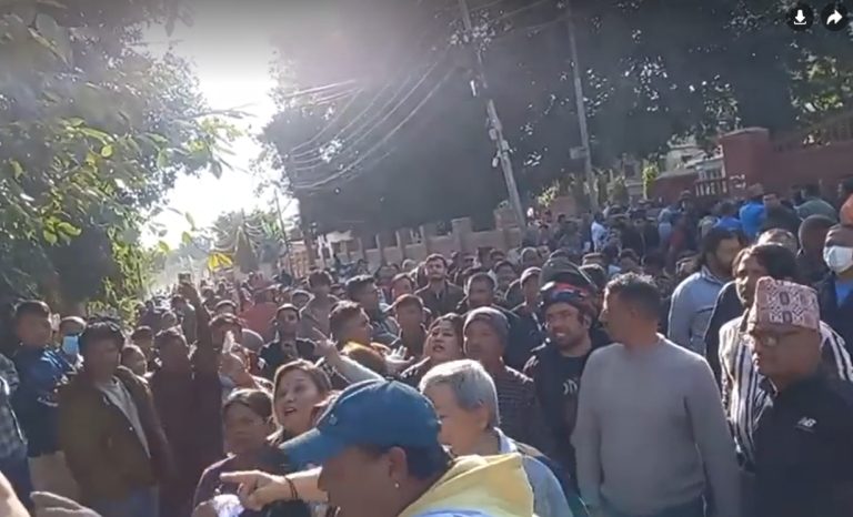 हेटौँडाको मुख्य सडक विस्तारः प्रशासन कार्यालय अगाडि प्रभावितहरूको प्रदर्शन