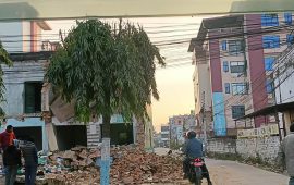 हेटौँडाको मुख्य सडक विस्तारः भग्नावशेष हटाउन जुटे स्थानीय र व्यवसायी