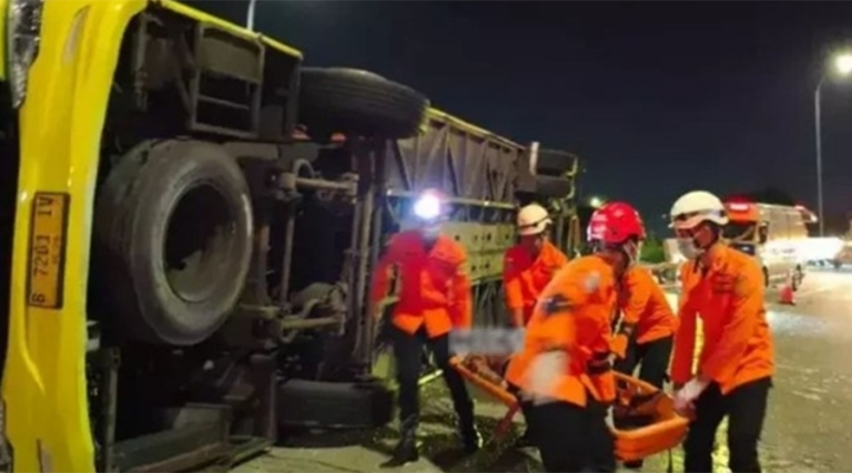 इन्डोनेसियामा बस पल्टिँदा १६ जनाको मृत्यु