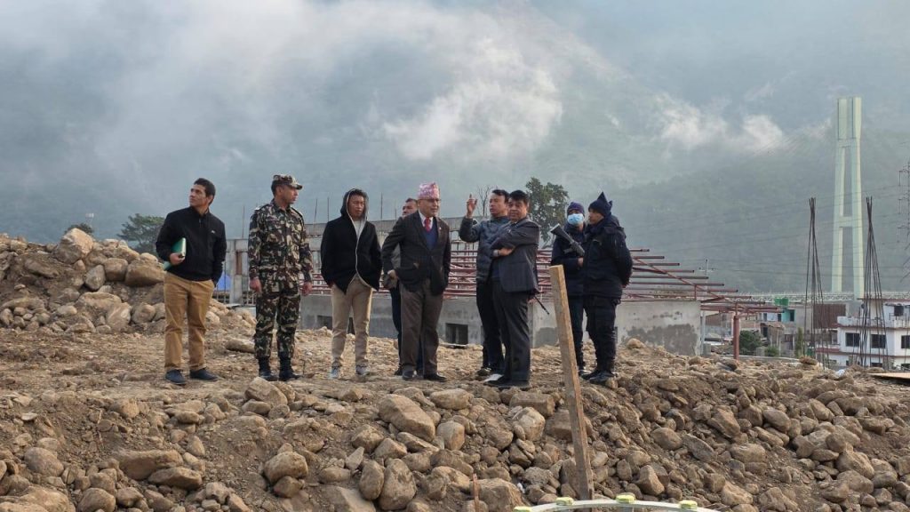 कैलालीमा निर्माणाधीन जालपादेवी केबुलकार अवलोकनमा अर्थमन्त्री