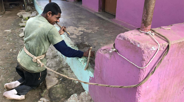 कालीमायाको पीडा : छोरालाई बाँधेर खेतबारीमा काम गर्न जानुपर्ने बाध्यता