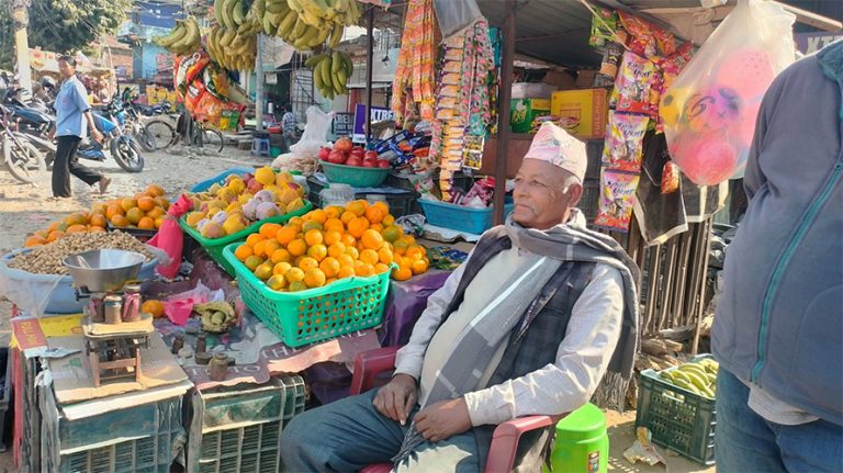 ६५ वर्षीय करनबहादुर ऐरको ठेला व्यवसाय, स्वाभिमान र मेहेनतको जिउँदो कथा