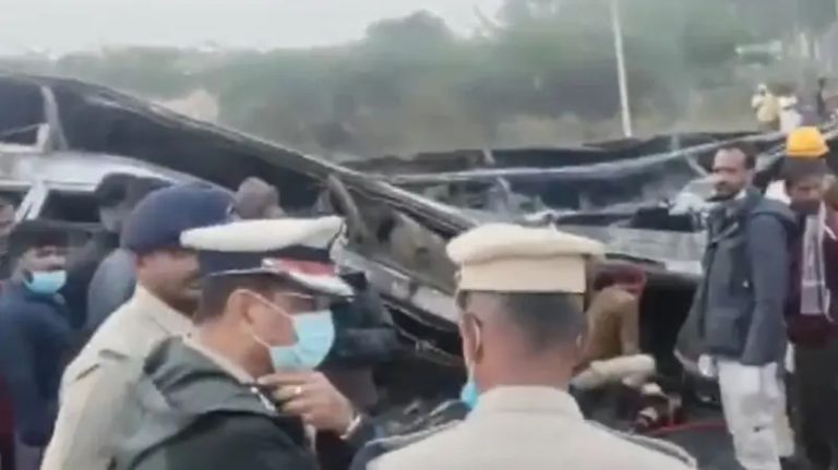 कर्नाटकमा बस र ट्रक ठोक्किंदा कम्तिमा ११ जनाको मृत्यु