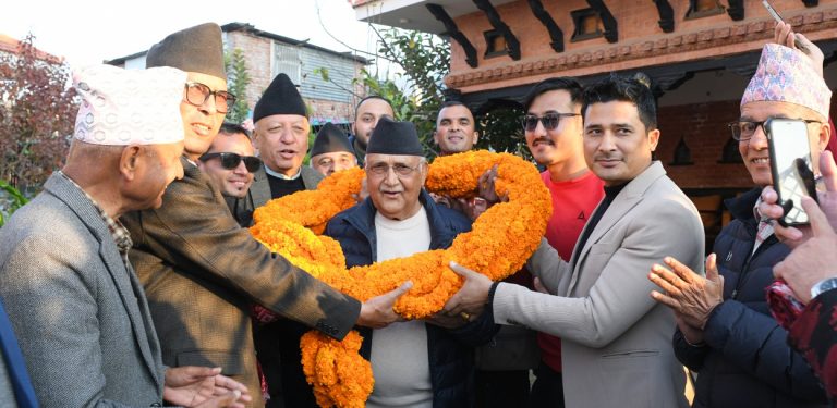 ओलीलाई ११ किलोको माला लगाएर बधाइ