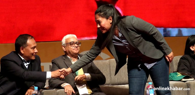 कुलमानको पार्टी घोषणा सभामा पुगिन् सुमना श्रेष्ठ