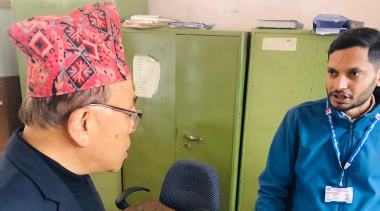 डिल्लिबजारस्थित मालपोत कार्यालयमा मन्त्री इङनामको छड्के