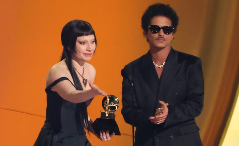 सन् २०२५ मा सबैभन्दा धेरै सुनिने गीत बन्यो ‘डाई विथ अ स्माइल’, १.७ अर्ब पटक सुनियो