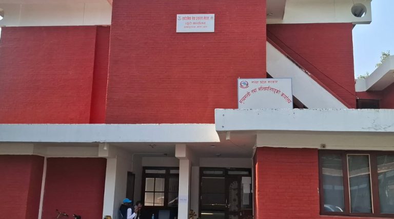 मधेश सरकार मातहतका कार्यालयमा छड्के निरीक्षण, ७२ कर्मचारी कारबाहीमा