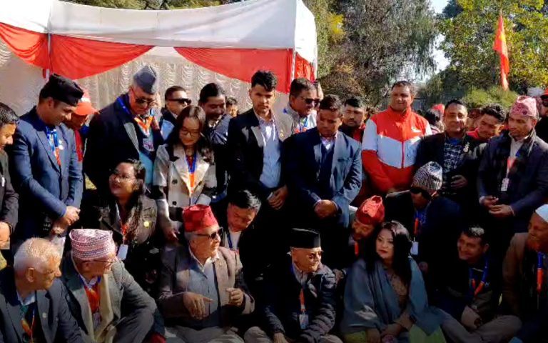 ज्योती मगरसँगै बसेर भोट माग्दैछन् केपी ओली