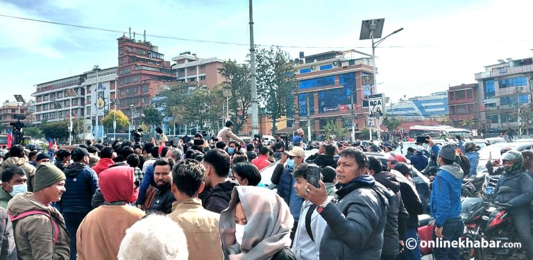 सर्वपक्षीय सरकार माग्दै काठमाडौंमा प्रदर्शन (तस्वीरहरू)