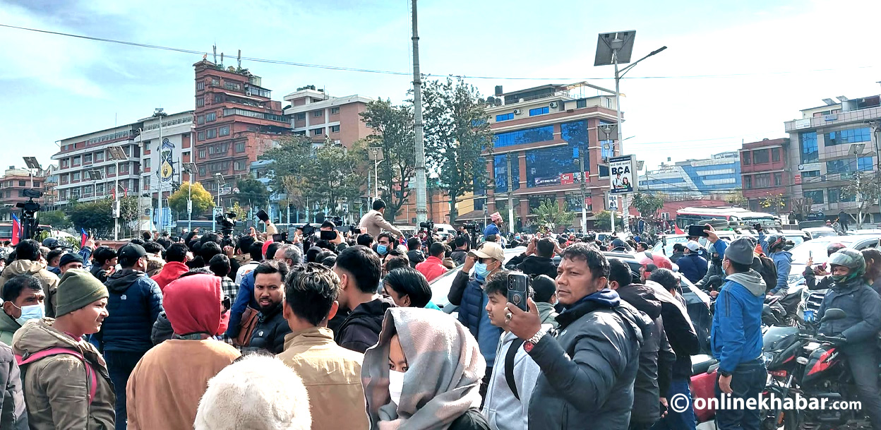 सर्वपक्षीय सरकार माग्दै काठमाडौंमा प्रदर्शन (तस्वीरहरू)