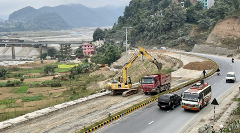 भासिएको ४ महिनापछि मुग्लिन–पोखरा सडक मर्मत सुरु   