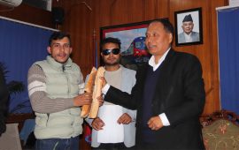 विद्युत् माग्दै मुगुका युवाले ऊर्जामन्त्री घिसिङलाई दिए ‘दियालो’ उपहार