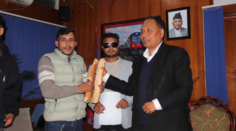 विद्युत् माग्दै मुगुका युवाले ऊर्जामन्त्री घिसिङलाई दिए ‘दियालो’ उपहार