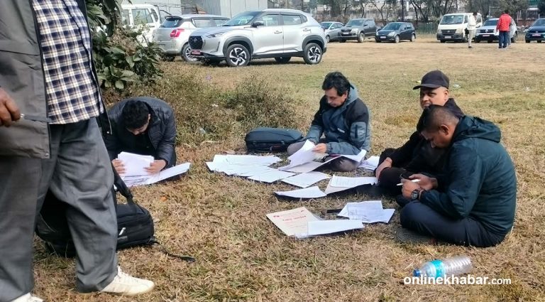 समानुपातिक उम्मेदवारको बन्द सूची बुझाउन आयोग परिसरमा दलहरू (तस्वीरहरू)