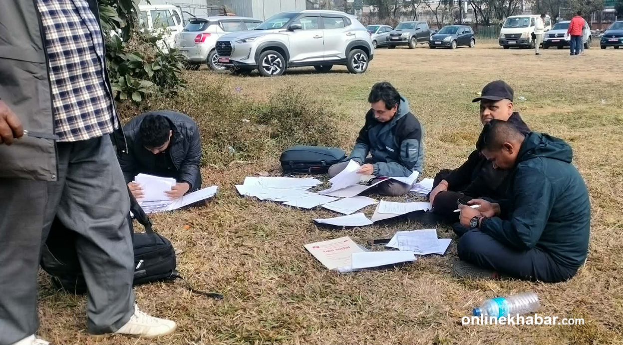 समानुपातिक उम्मेदवारको बन्द सूची बुझाउन आयोग परिसरमा दलहरू (तस्वीरहरू)