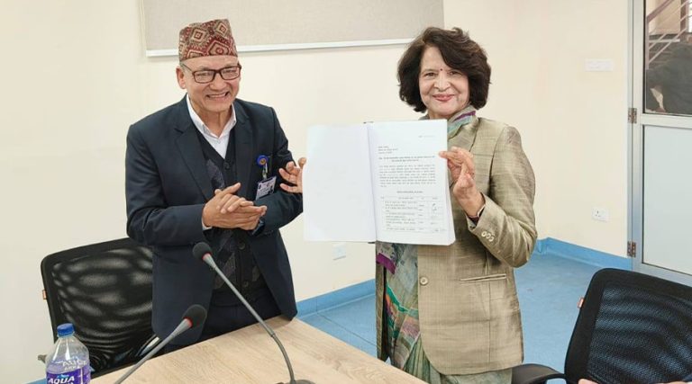 नर्सका समस्या समाधान गर्न बनेको कार्यदलले बुझायो स्वास्थ्यमन्त्रीलाई प्रतिवेदन