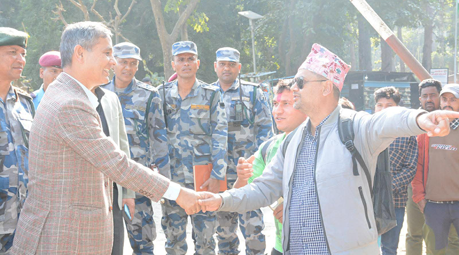 गृहमन्त्रीले गरे गौरीफन्टा नाकाको निरीक्षण